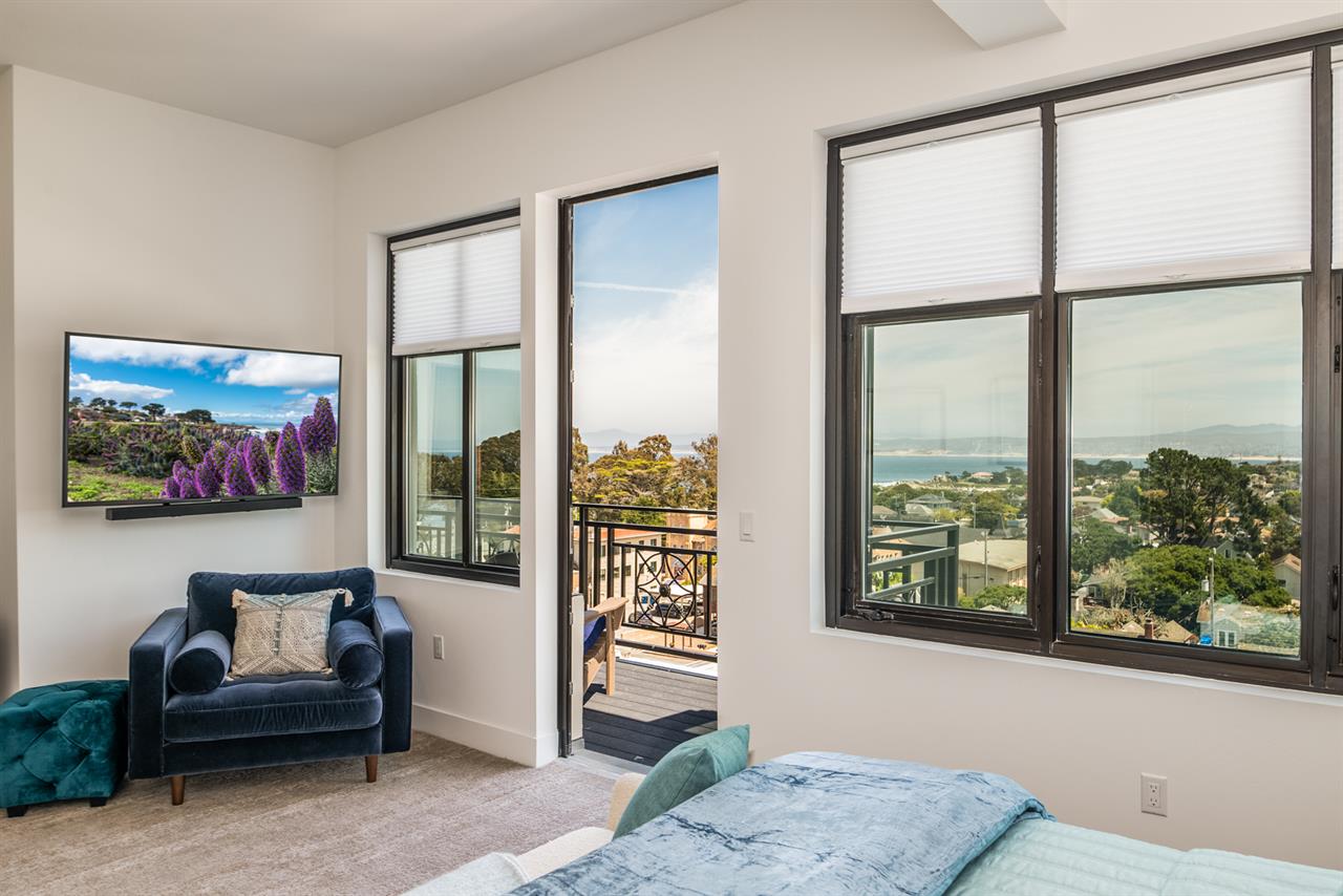 Bedroom 1, King, Balcony, TV, En Suite Bathroom