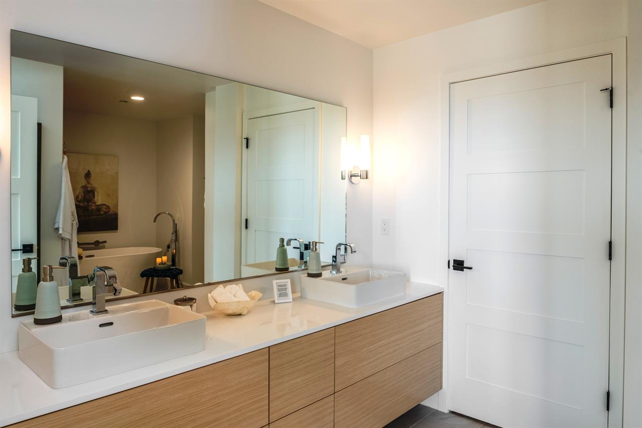 Luxurious En Suite Bath, Shower, Soaking Tub