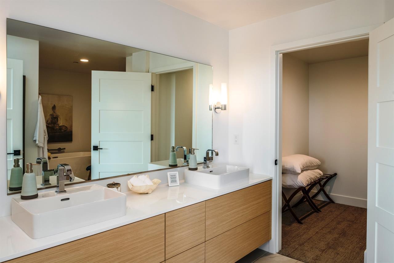 Luxurious En Suite Bath, Shower, Soaking Tub