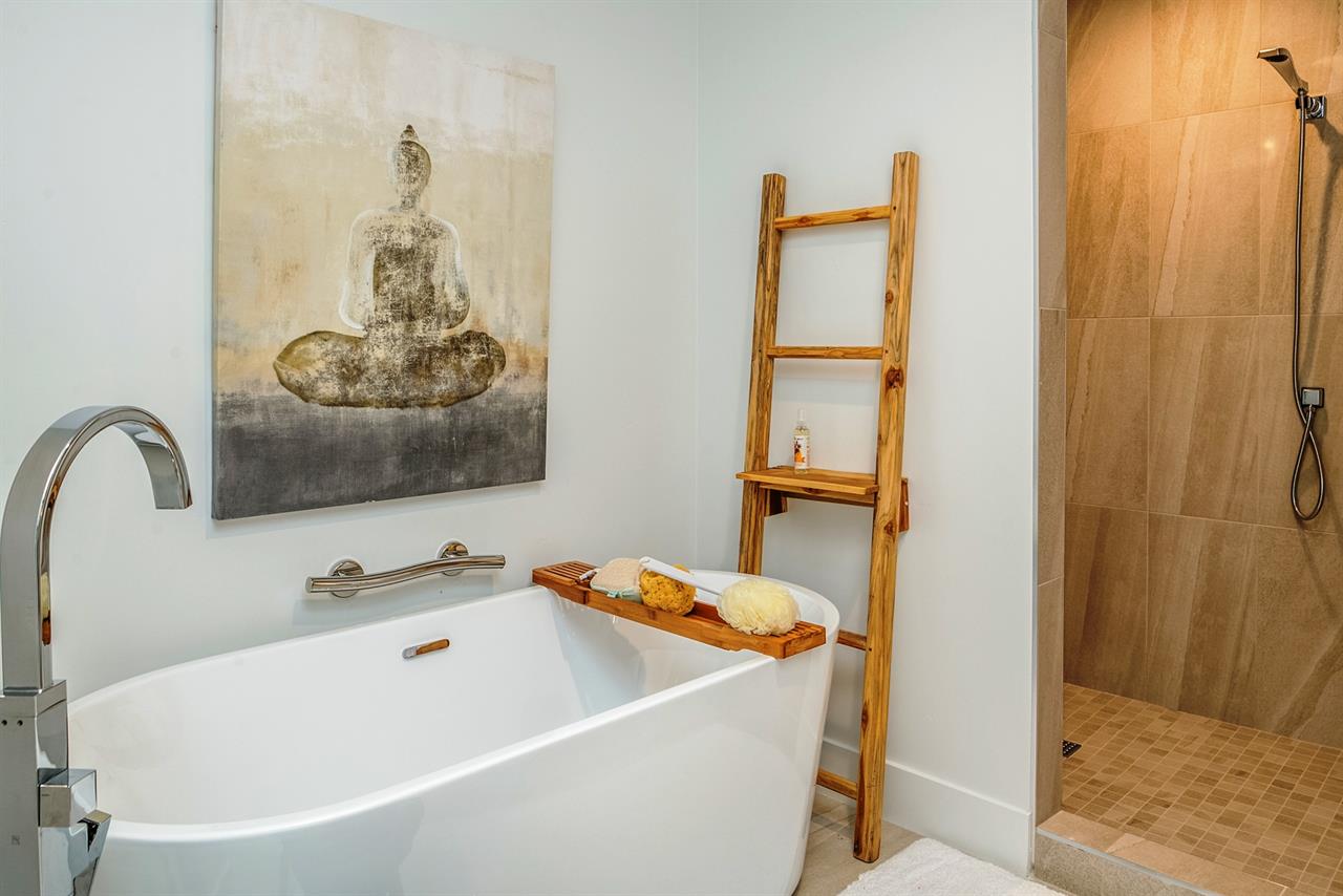 Luxurious En Suite Bath, Shower, Soaking Tub