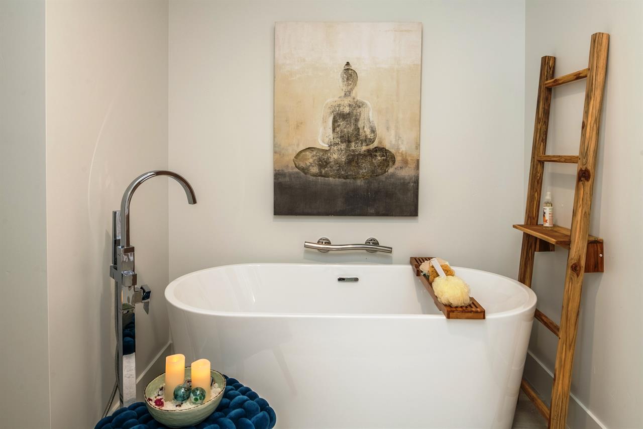 Luxurious En Suite Bath, Shower, Soaking Tub