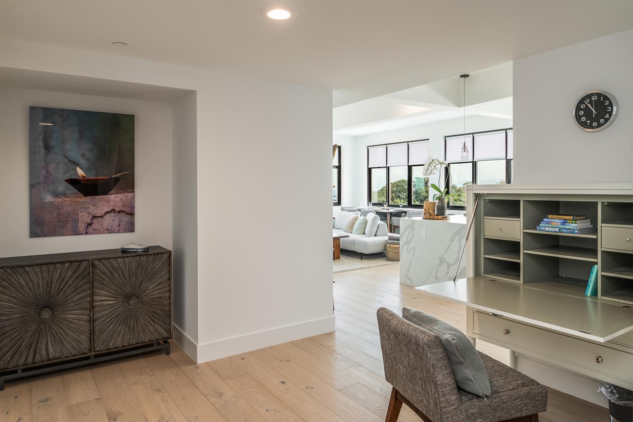 Entry Foyer has a Desk