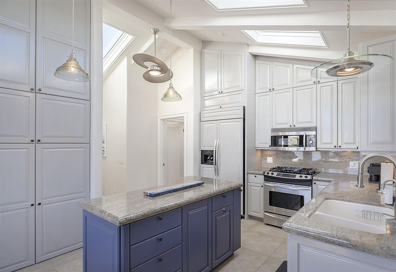 Fully Equipped Gourmet Kitchen