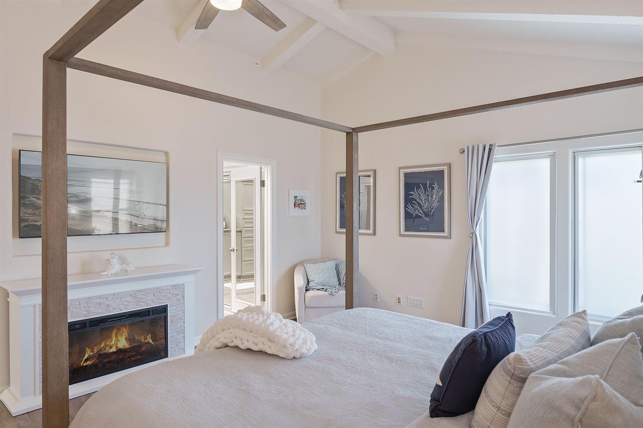 Bedroom 1, King, Fireplace, HDTV, En Suite