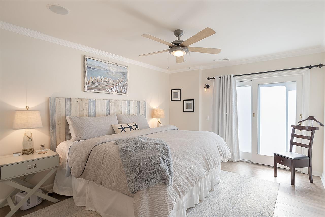 Bedroom 2, King Bed, TV