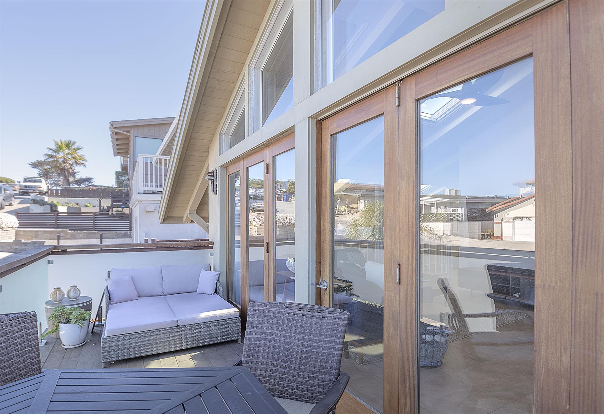 Balcony with Lounger and Dining for Four