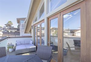 Balcony with Lounger and Dining for Four