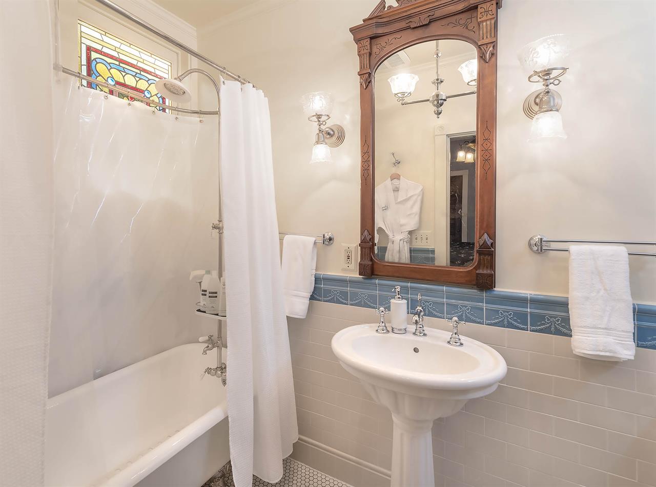 Lower Level En Suite Bathroom, ShowerOverTub