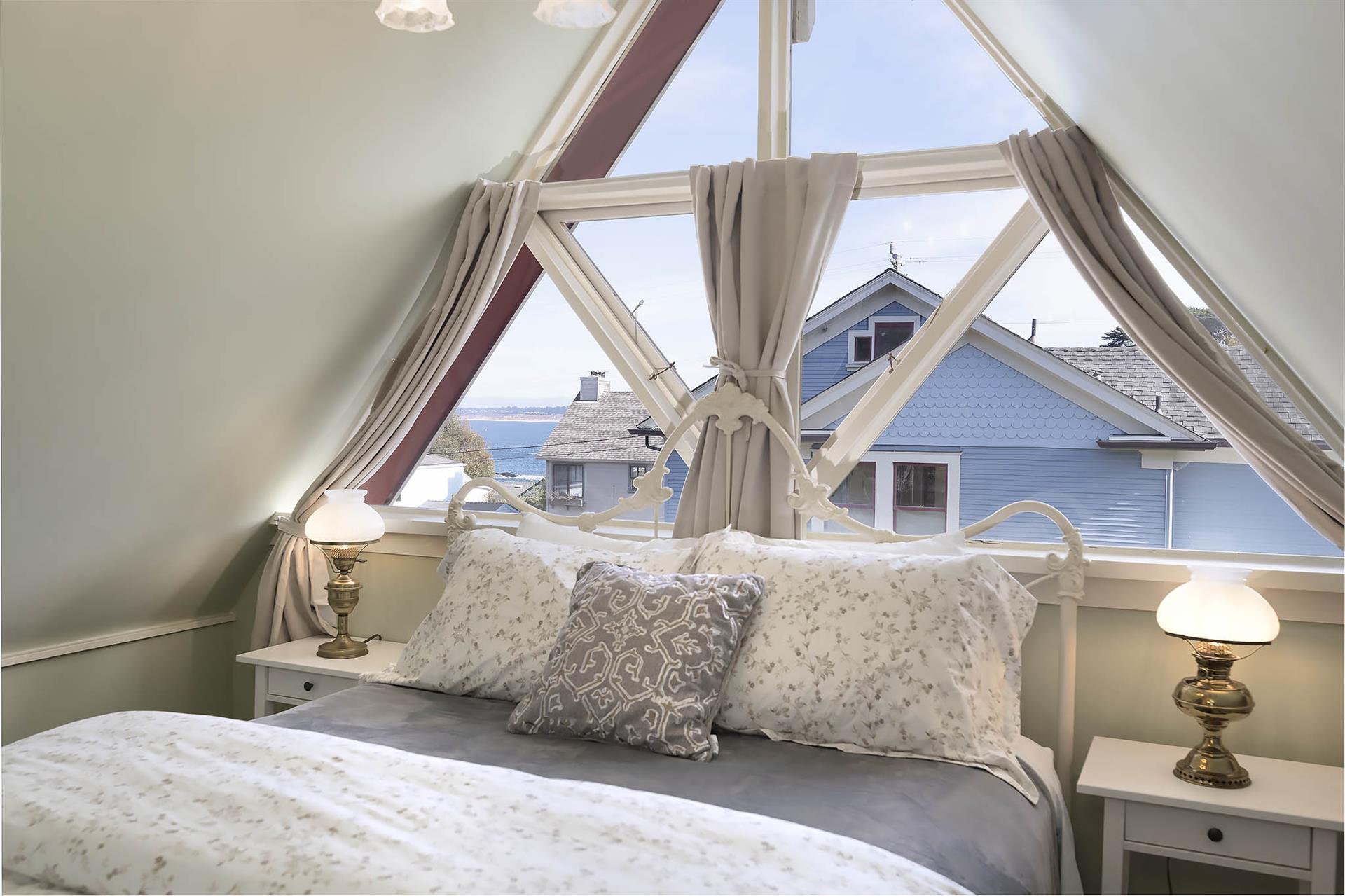 Bedroom 2, Queen Bed, Upstairs