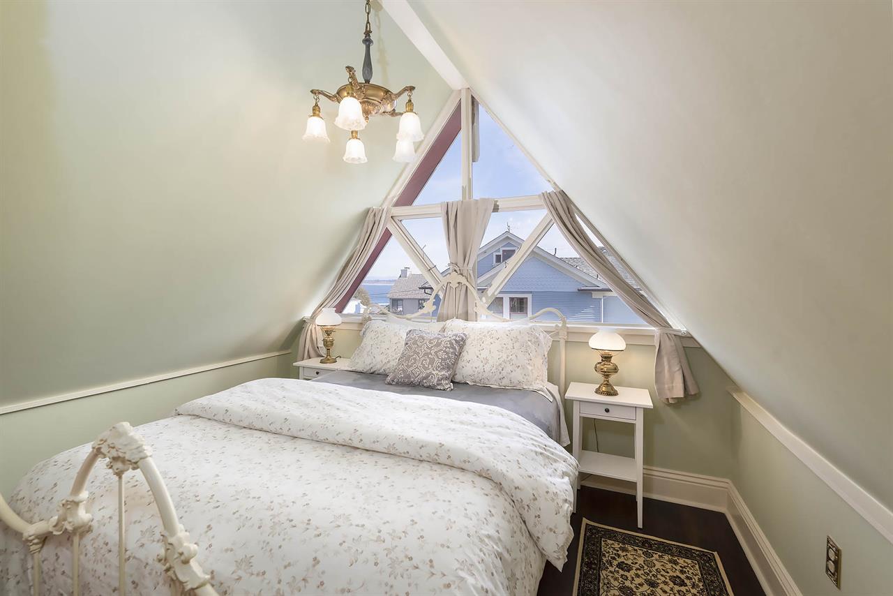 Bedroom 2, Queen Bed, Upstairs