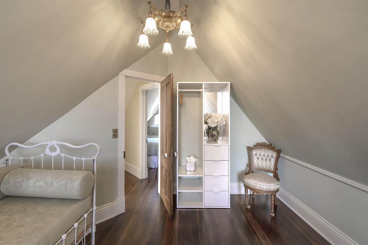 Bedroom 2, Queen Bed, Upstairs