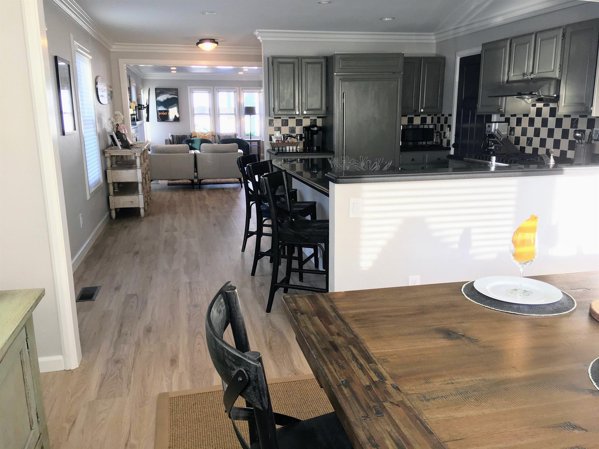 Dining Area Seats 6