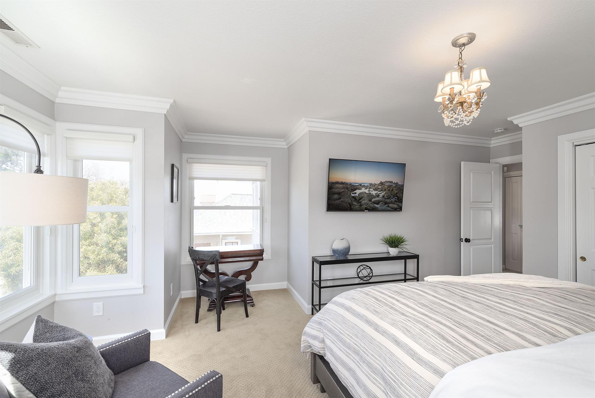 Bedroom 3, Cal King, TV, Desk