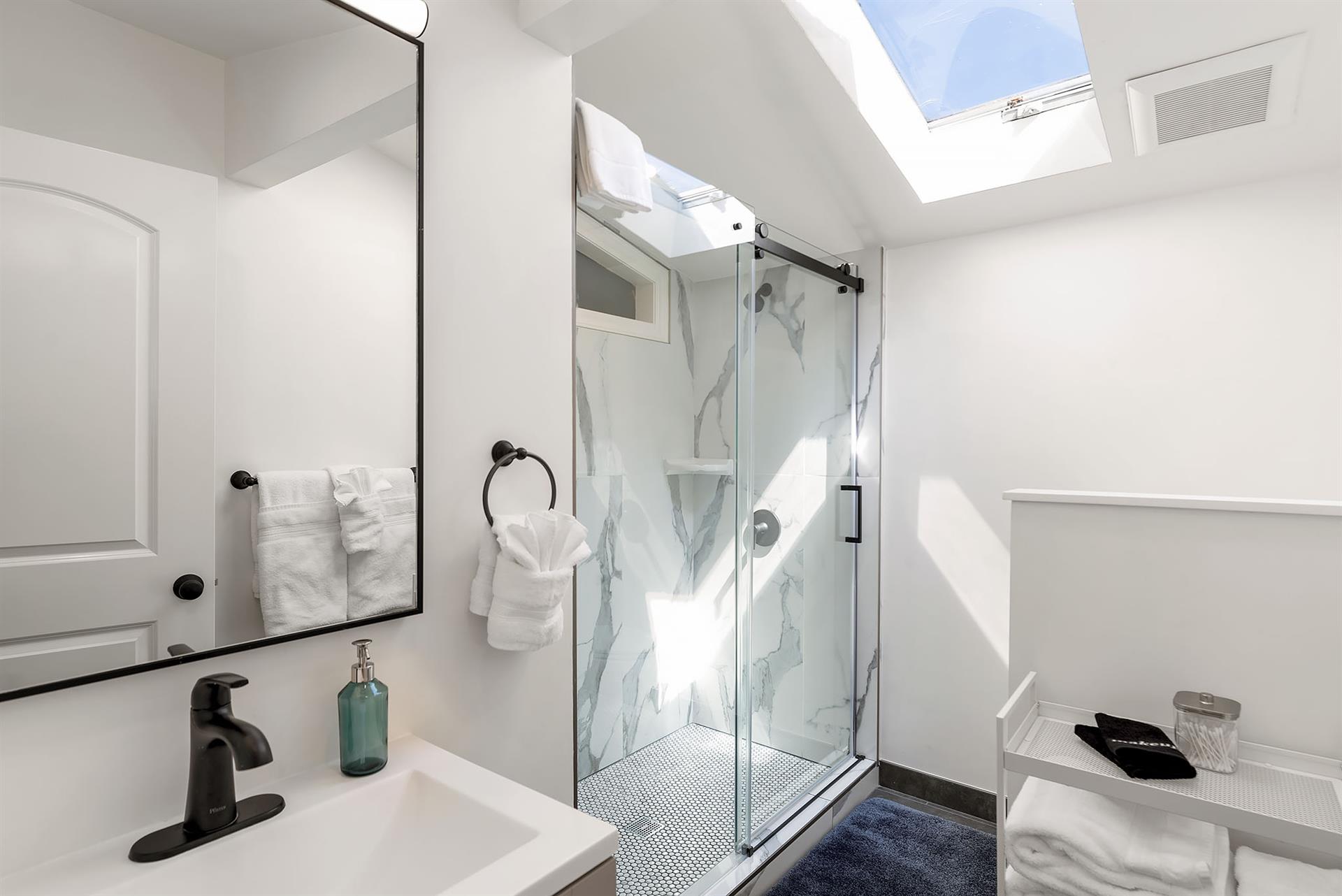 Bedroom 1 En Suite Bath with Shower
