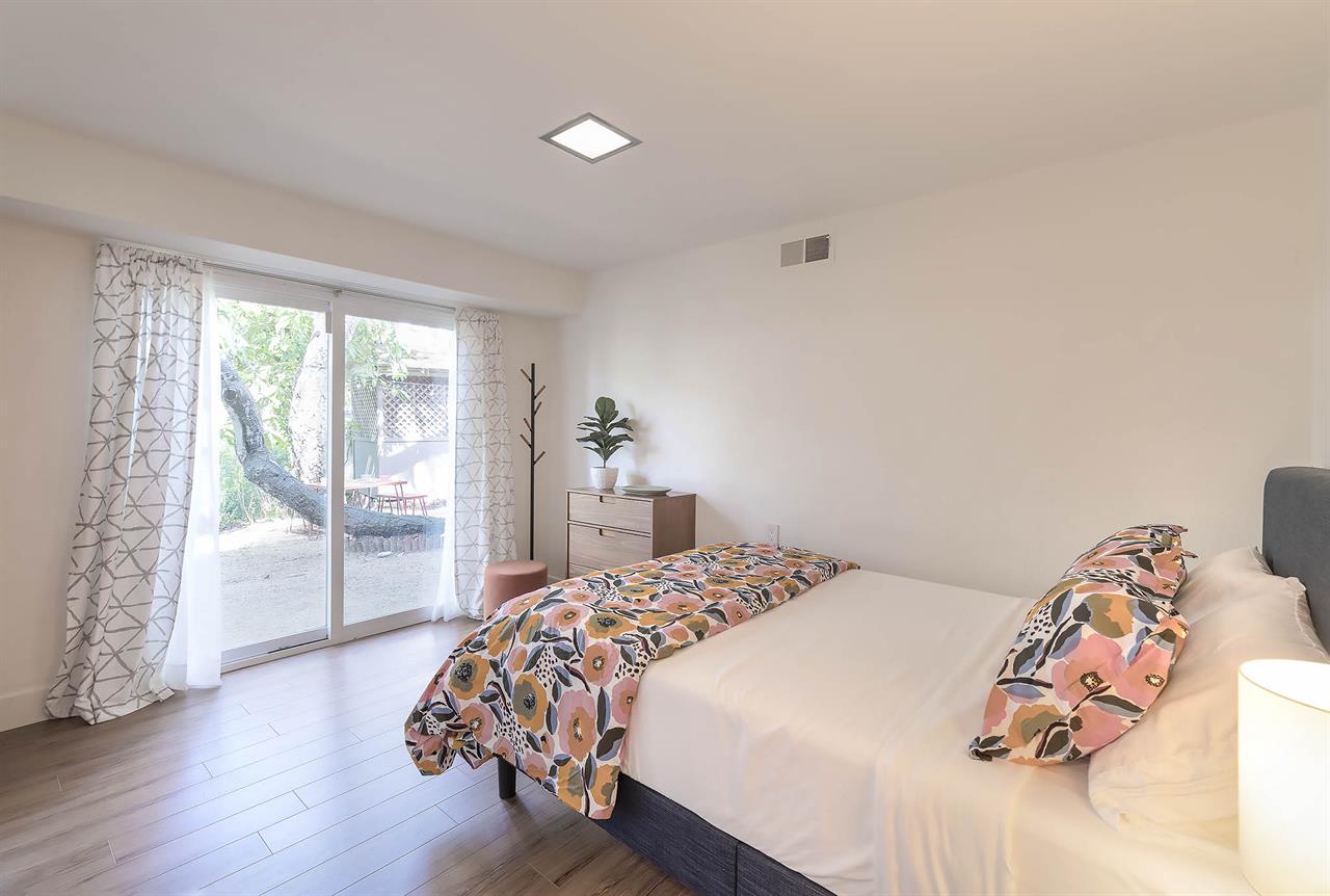 Bedroom 1, Queen Bed, Downstairs