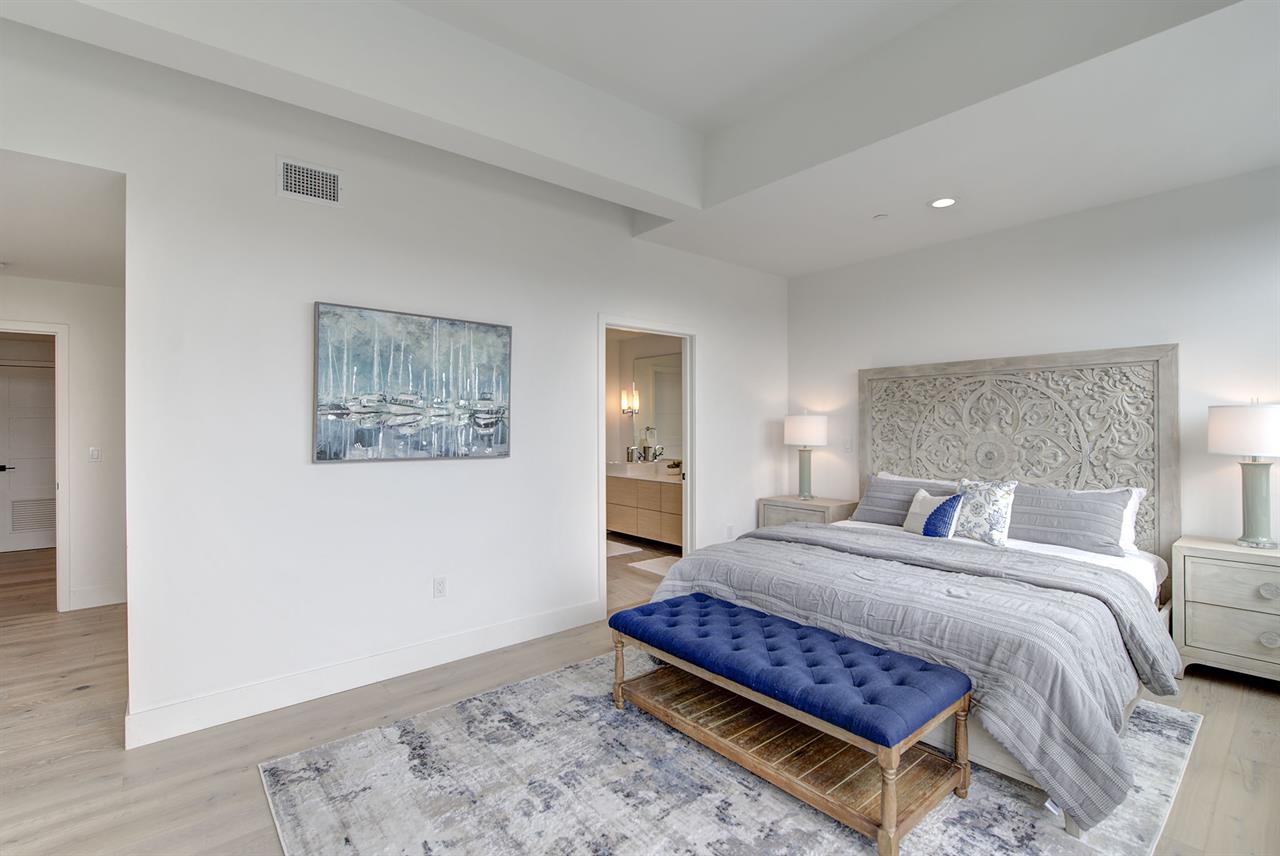 Bedroom 1, Cal King, TV, En Suite, Balcony