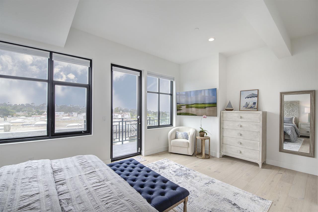 Bedroom 1, Cal King, TV, En Suite, Balcony