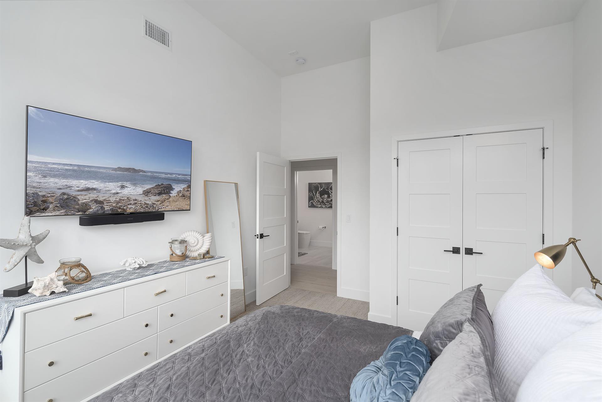 Bedroom 2, Queen Bed, TV