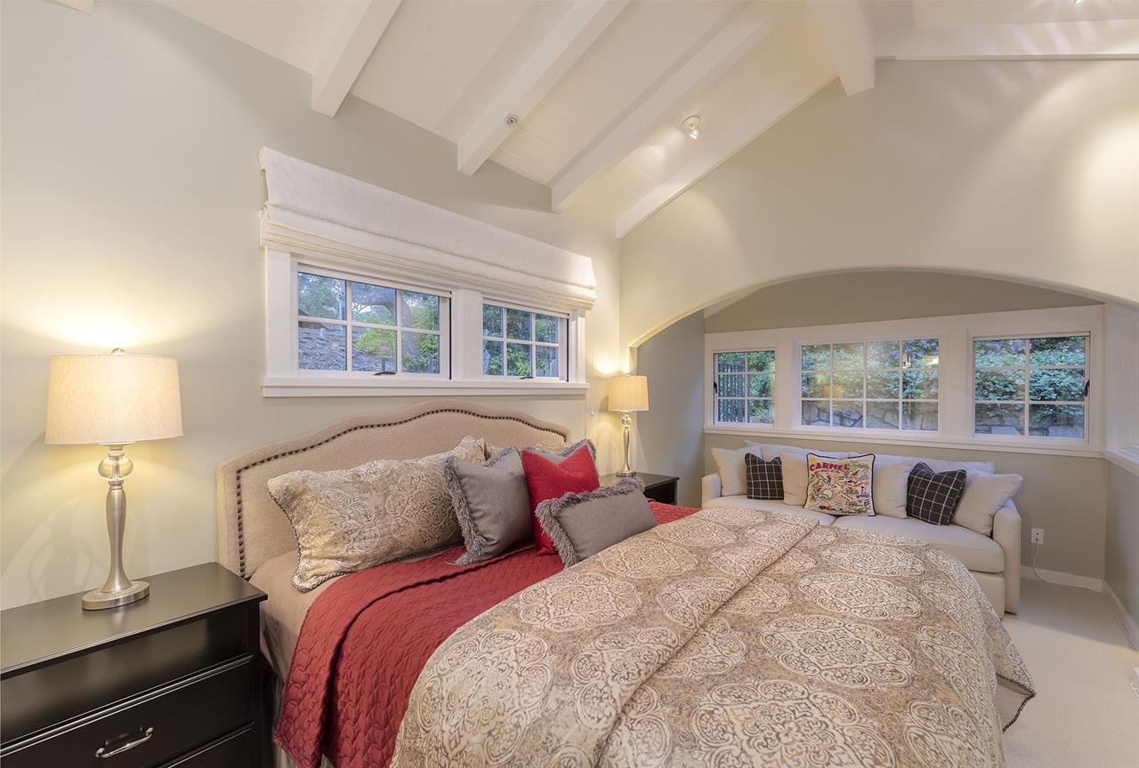 Bedroom 1, King, TV, En Suite Bathroom