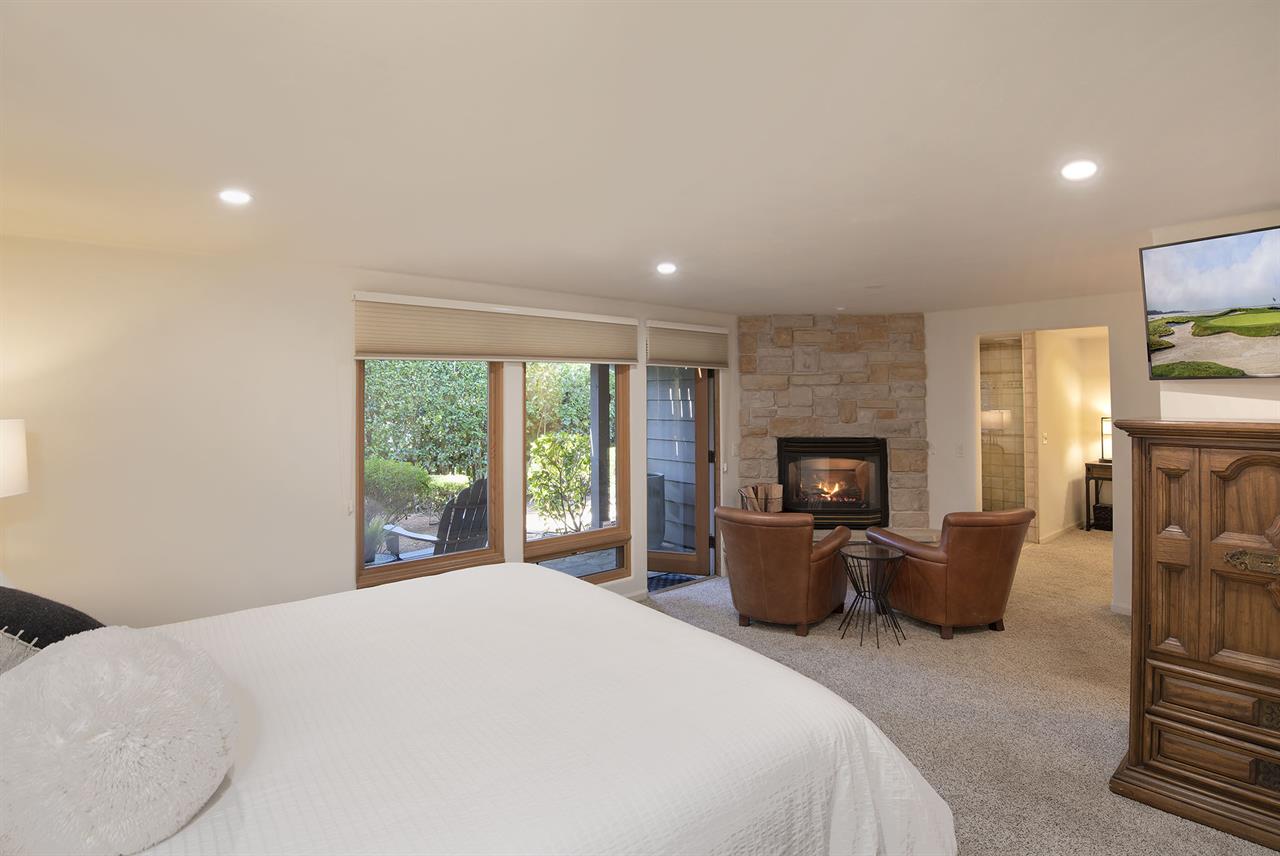 Bedroom 1, Fireplace, TV, EnSuite Bath, Downstairs