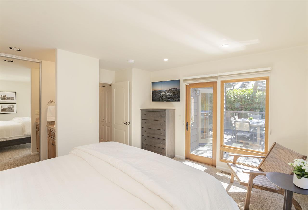 Bedroom 3, Cal King, TV, Vanity with Sink