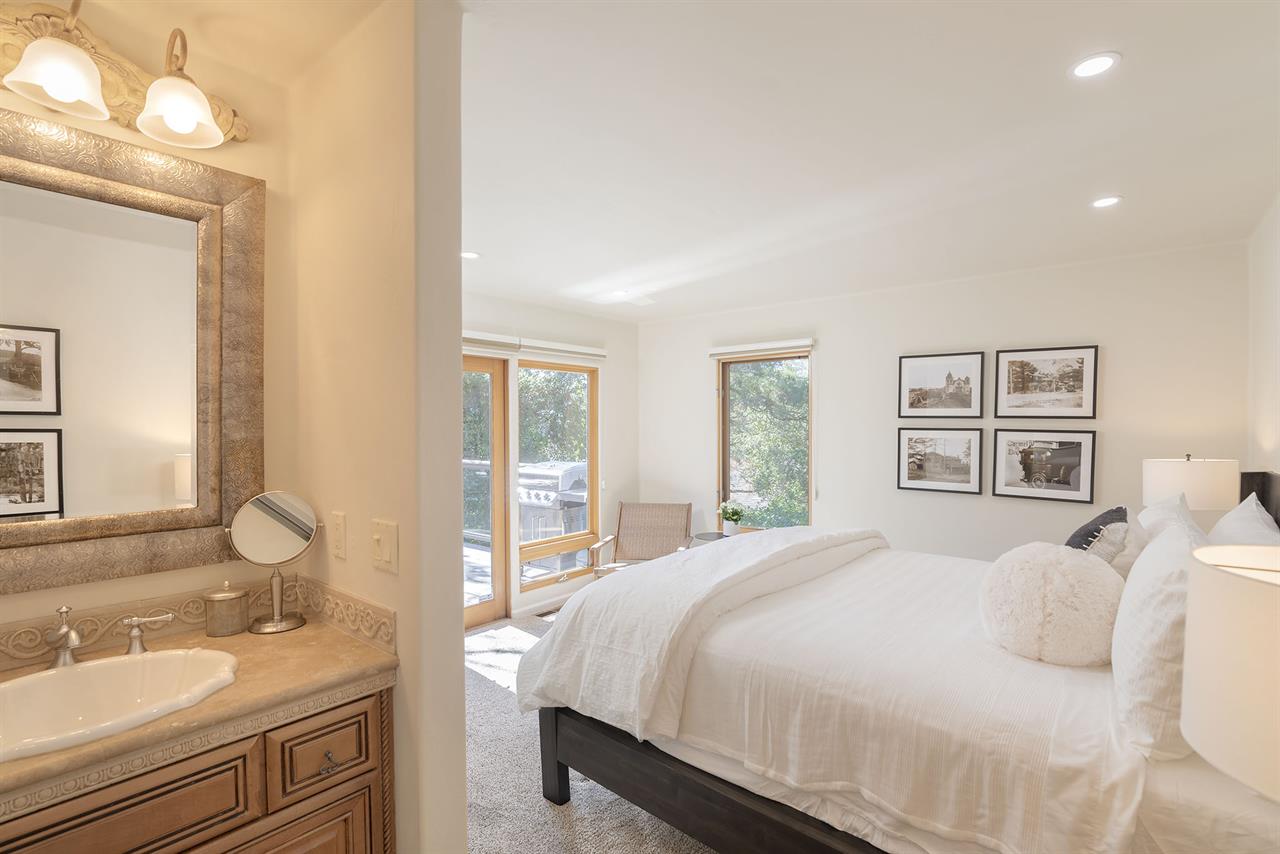 Bedroom 3, Cal King, TV, Vanity with Sink