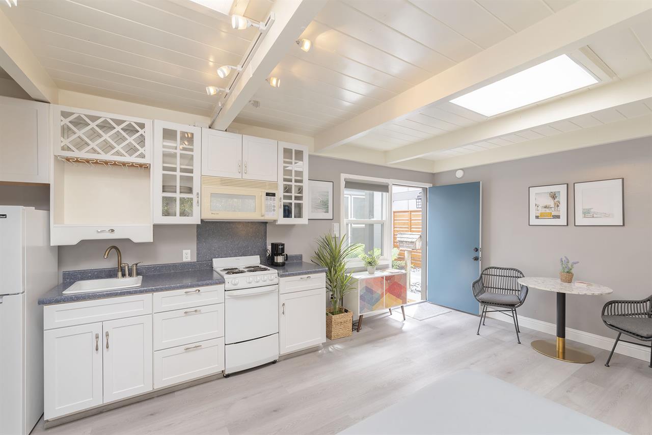 Guest Suite, Queen, Kitchenette, En Suite with Shower