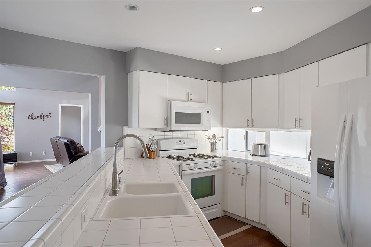 Kitchen   Large Pantry, Dishwasher, Gas Stove.......