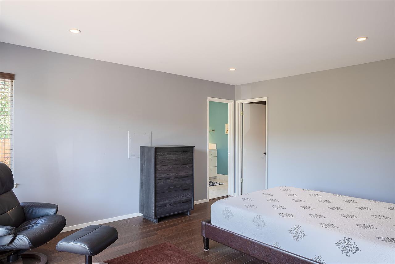 Bedroom 1, Queen, En Suite Bathroom, Downstairs