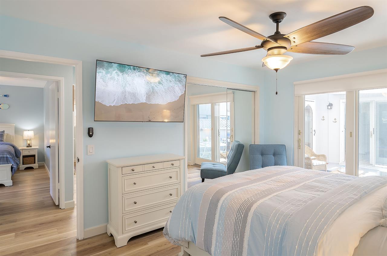 Bedroom 1, Queen, TV, En Suite Powder Room