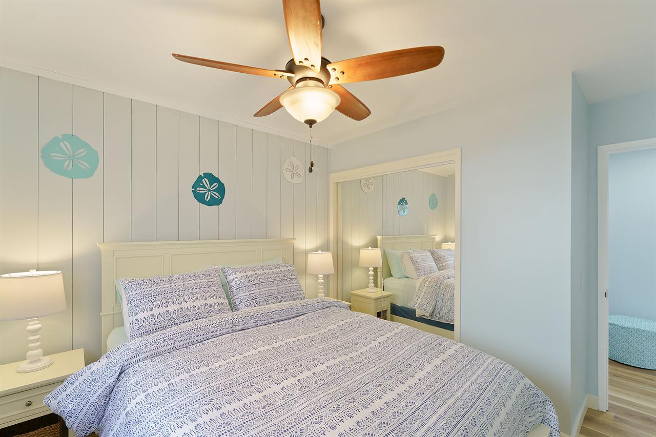 Bedroom 2, Queen Bed