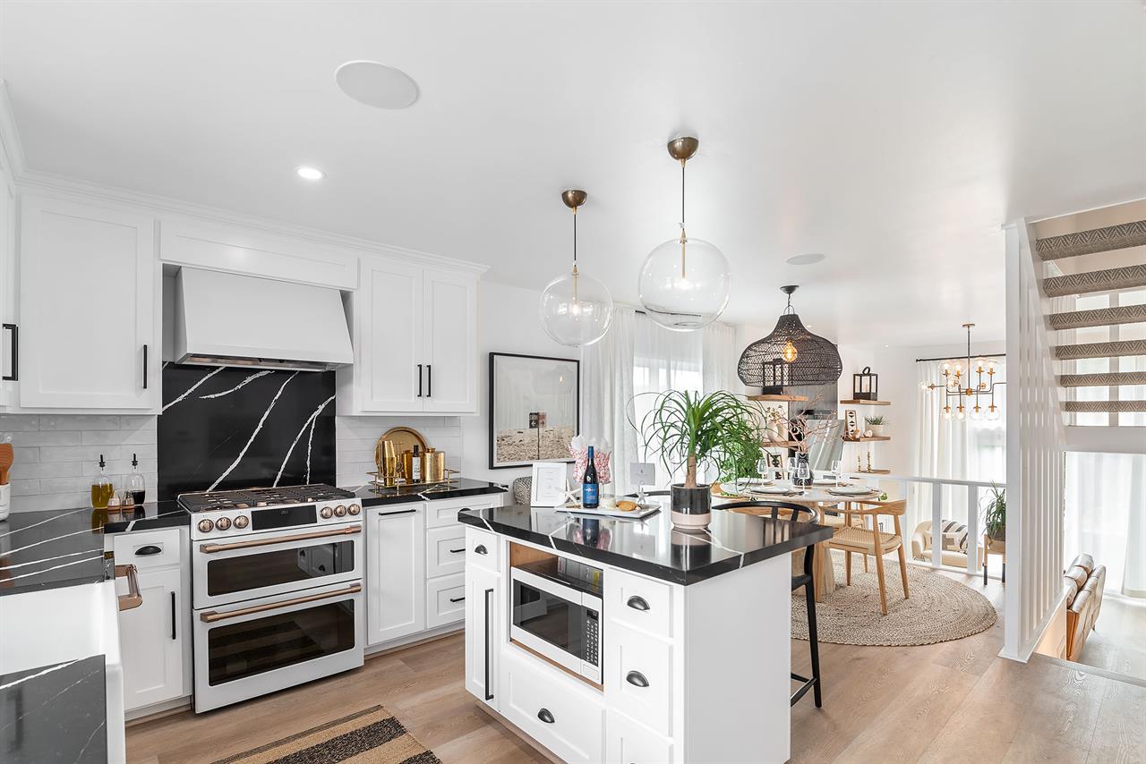 Fully Equipped Gourmet Kitchen