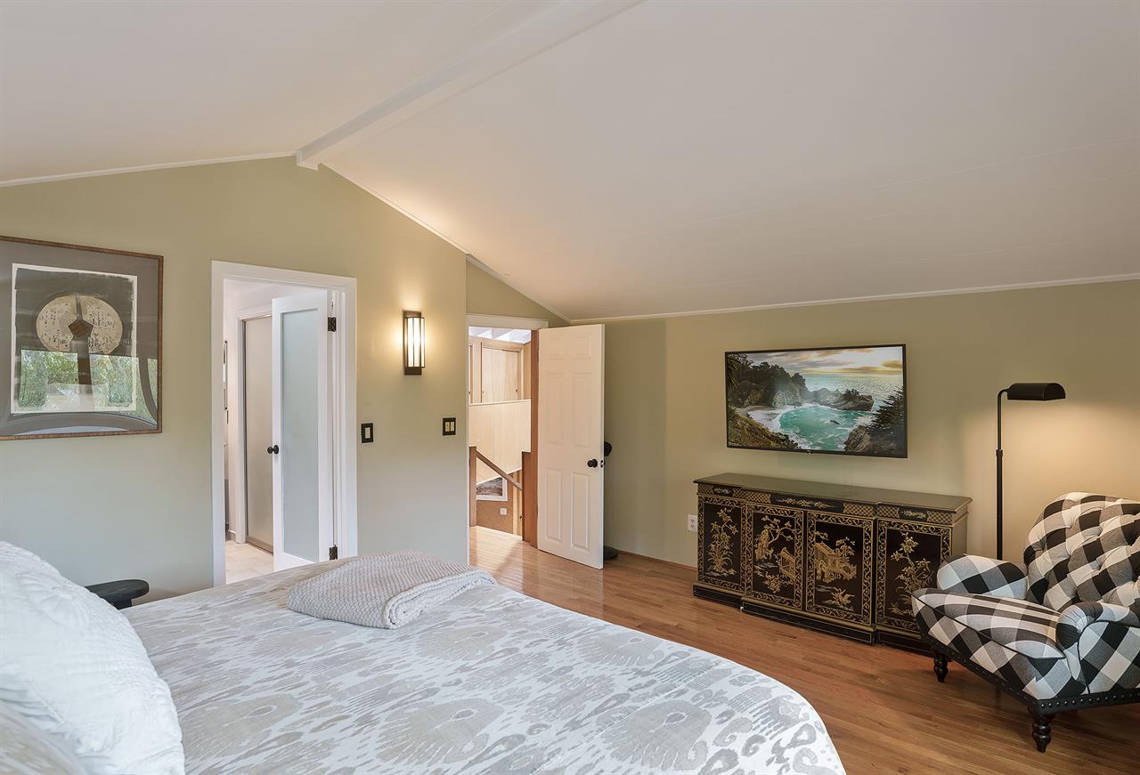 Bedroom 1, King Bed, TV, En Suite Bathroom, Upstairs