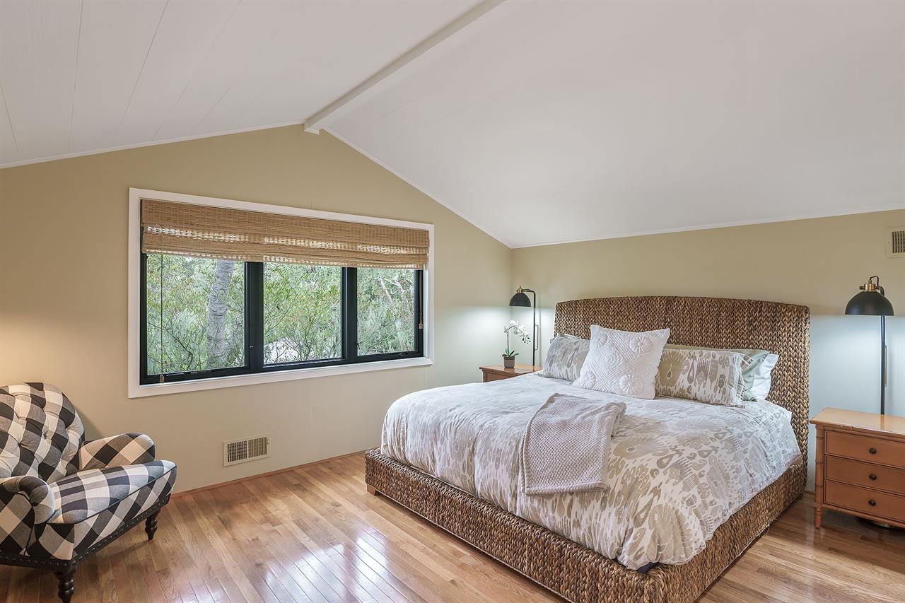 Bedroom 1, King Bed, TV, En Suite Bathroom, Upstairs