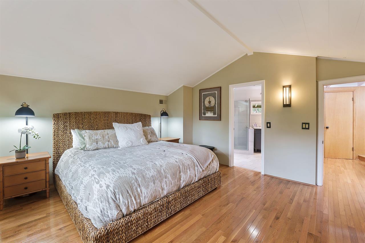 Bedroom 1, King Bed, TV, En Suite Bathroom, Upstairs