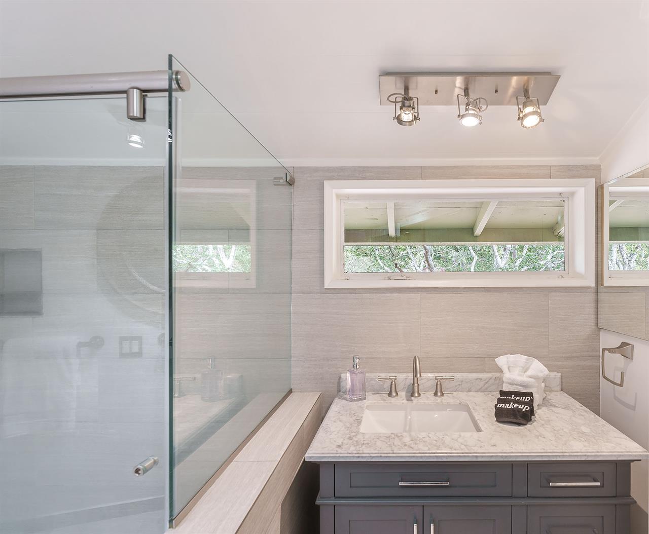 Upstairs En Suite Suite Bathroom with Shower