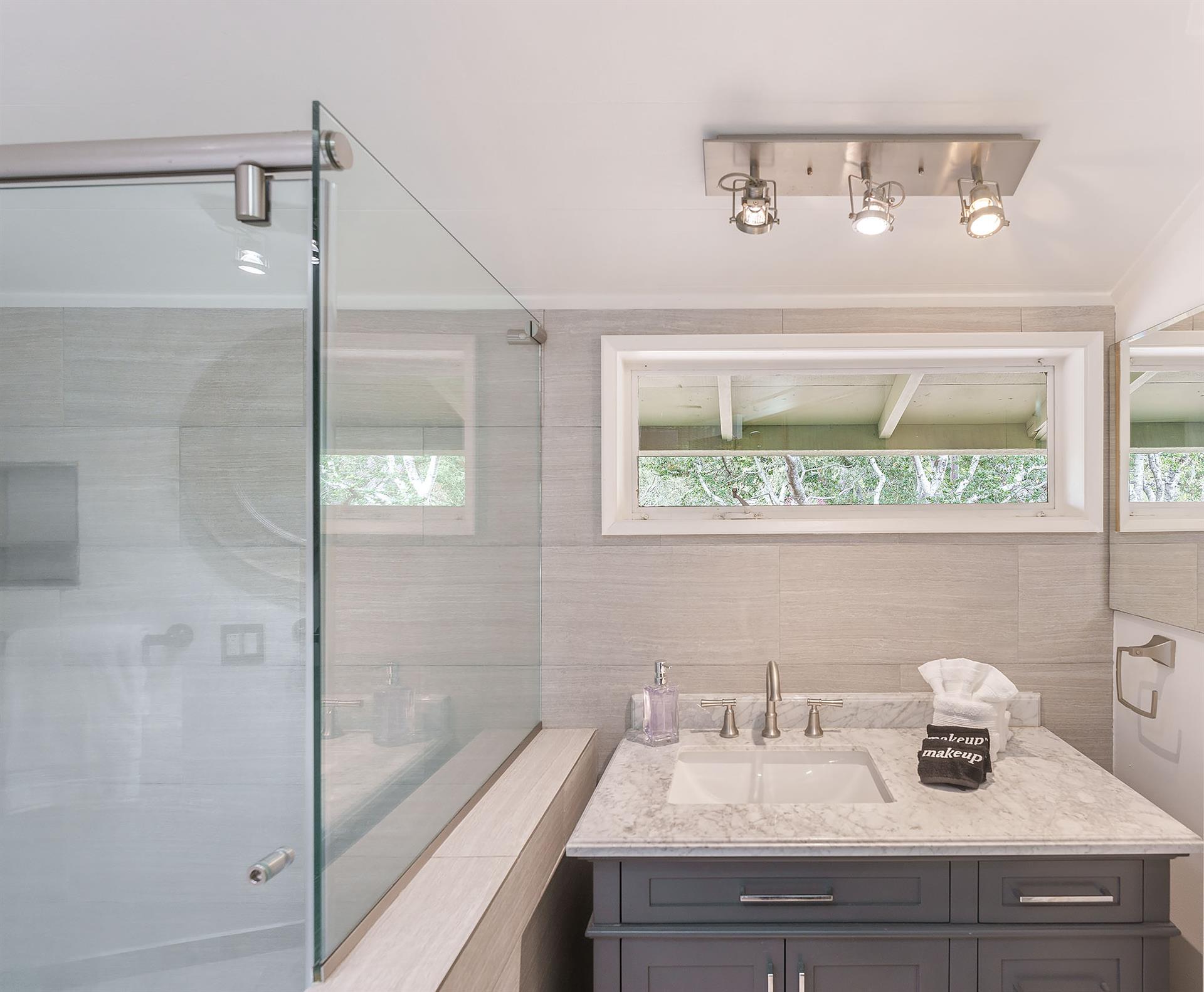 Upstairs En Suite Suite Bathroom with Shower