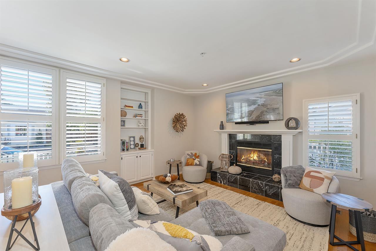 Living Room with Fireplace, HDTV and Queen Sofabed