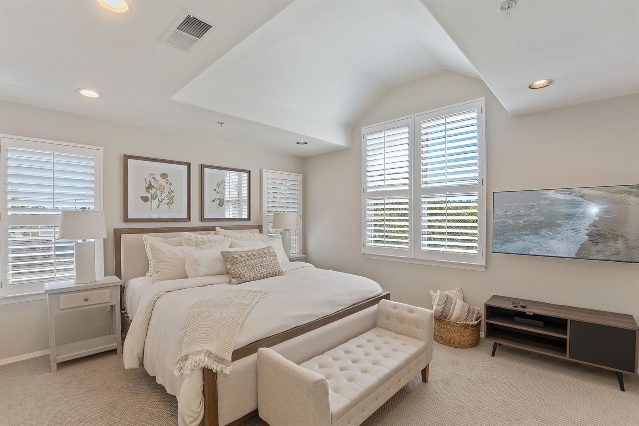 Bedroom 1, Cal King, TV, Seating Area, En Suite Bath