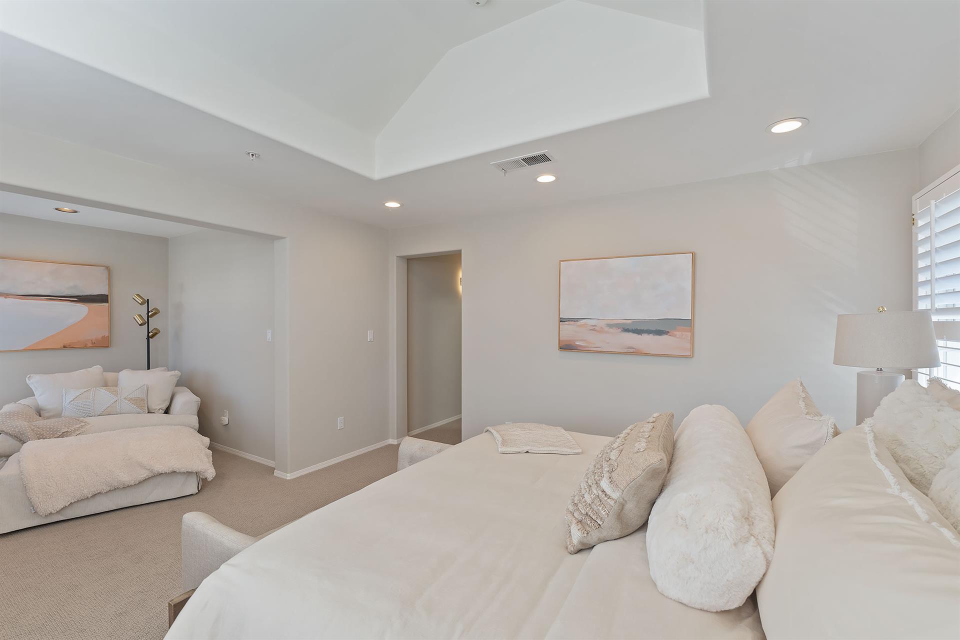 Bedroom 1, Cal King, TV, Seating Area, En Suite Bath