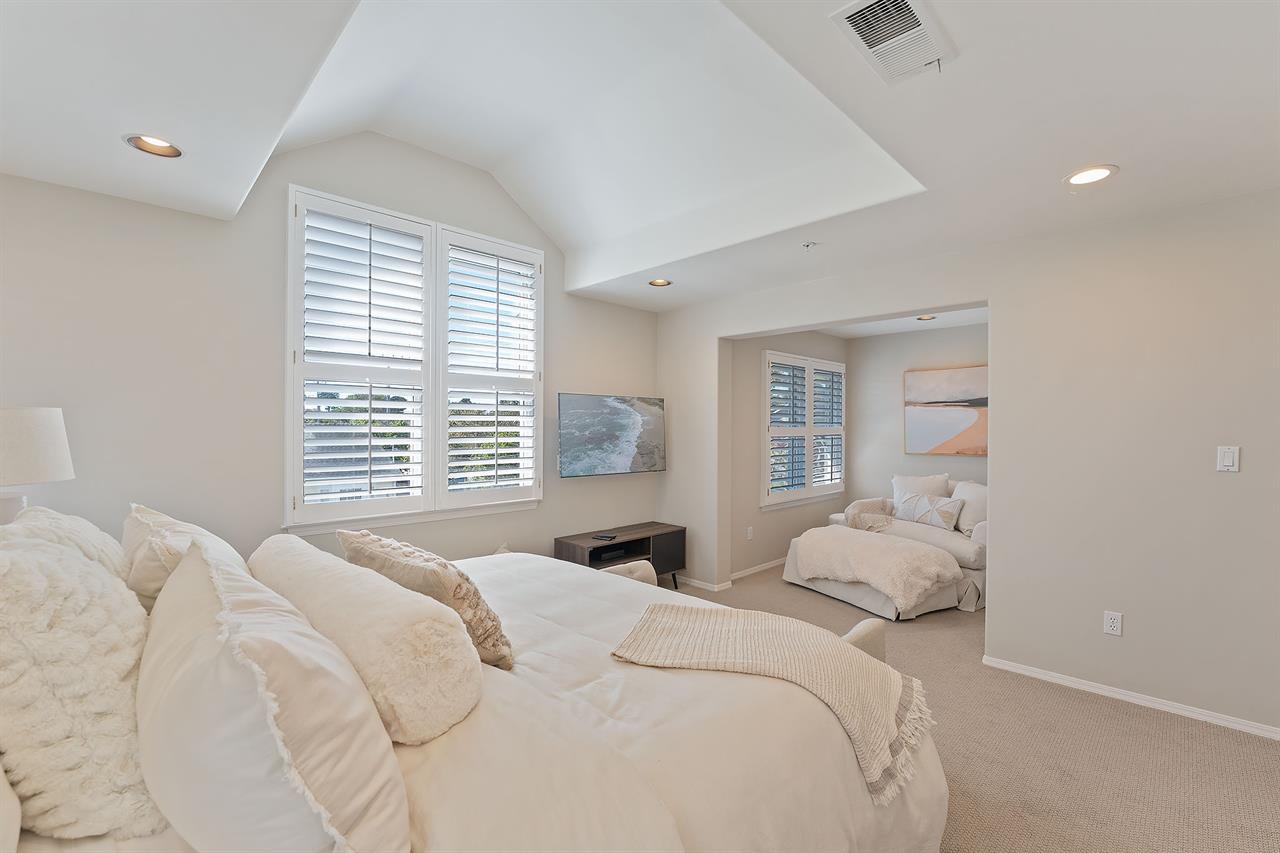 Bedroom 1, Cal King, TV, Seating Area, En Suite Bath