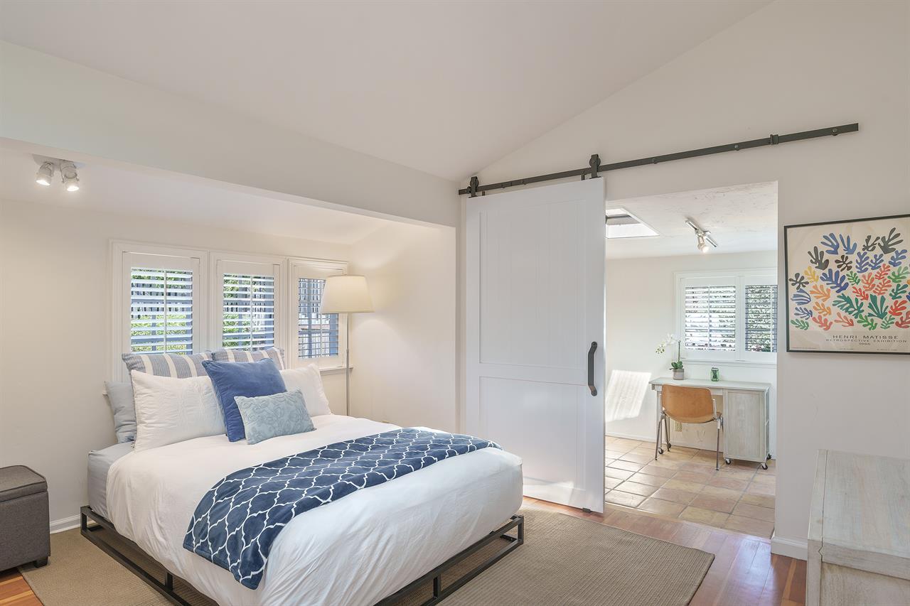 Bedroom 1, Queen, TV, En Suite Bath