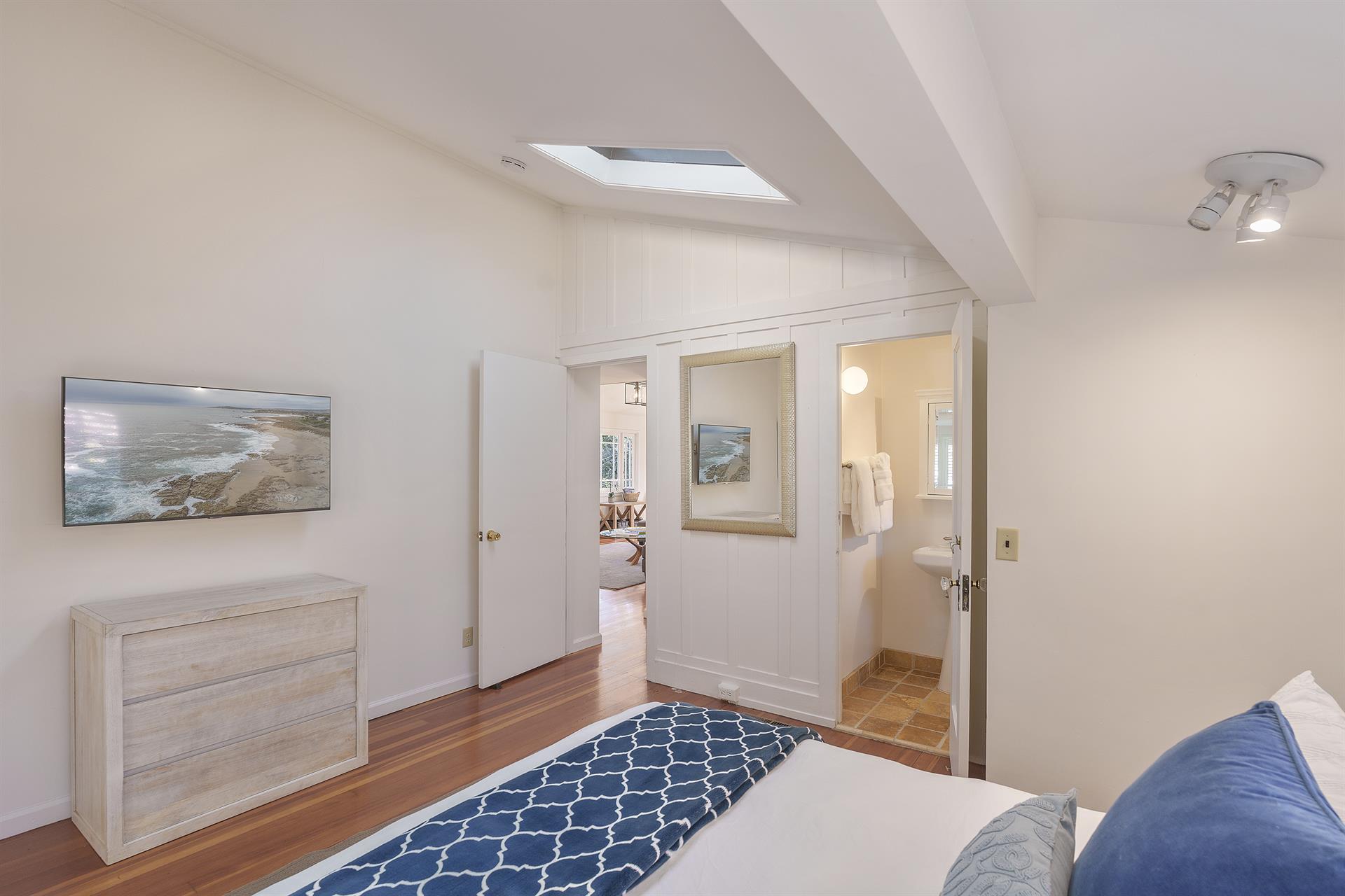 Bedroom 1, Queen Bed, TV, En Suite Bath