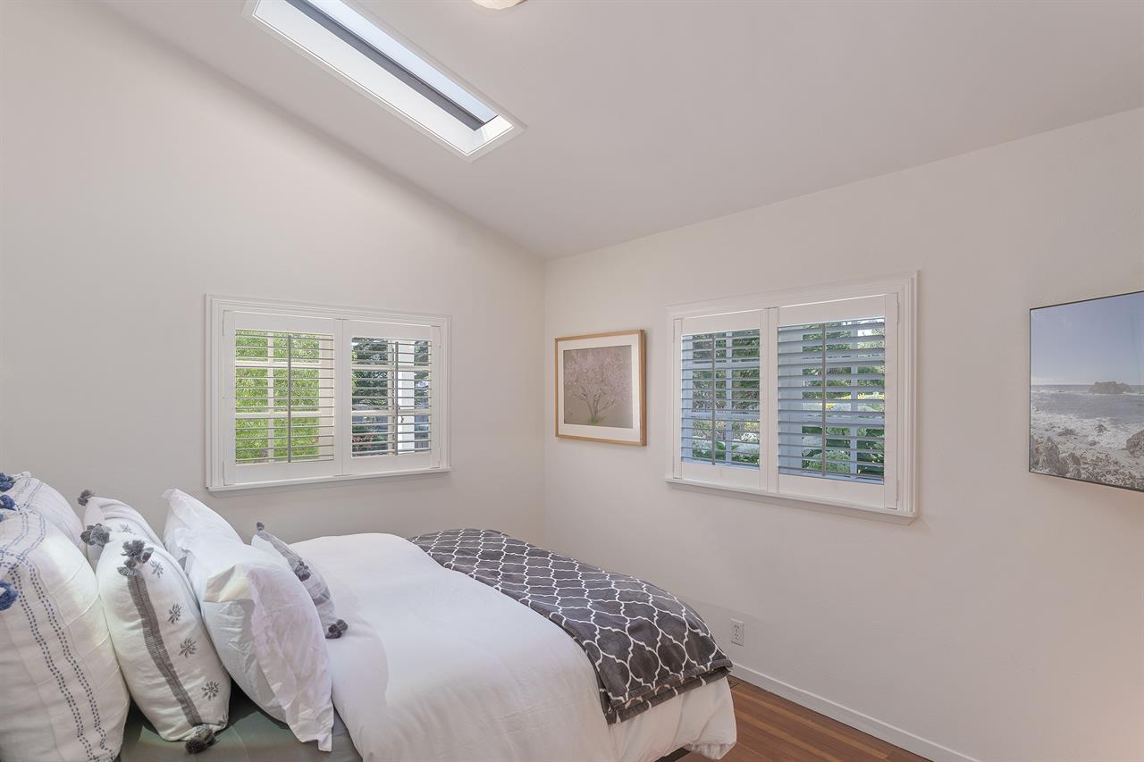 Bedroom 2, Queen Bed, TV