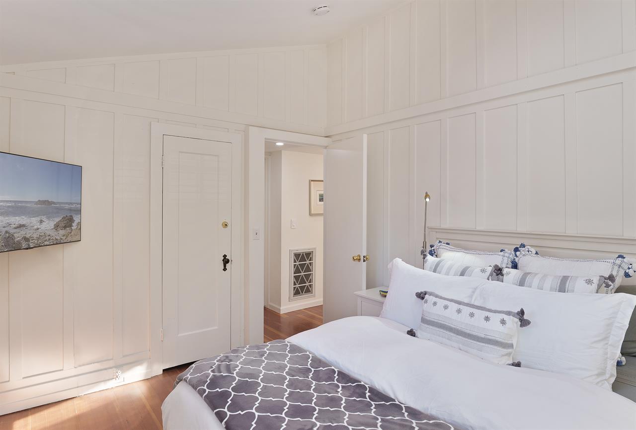 Bedroom 2, Queen Bed, TV