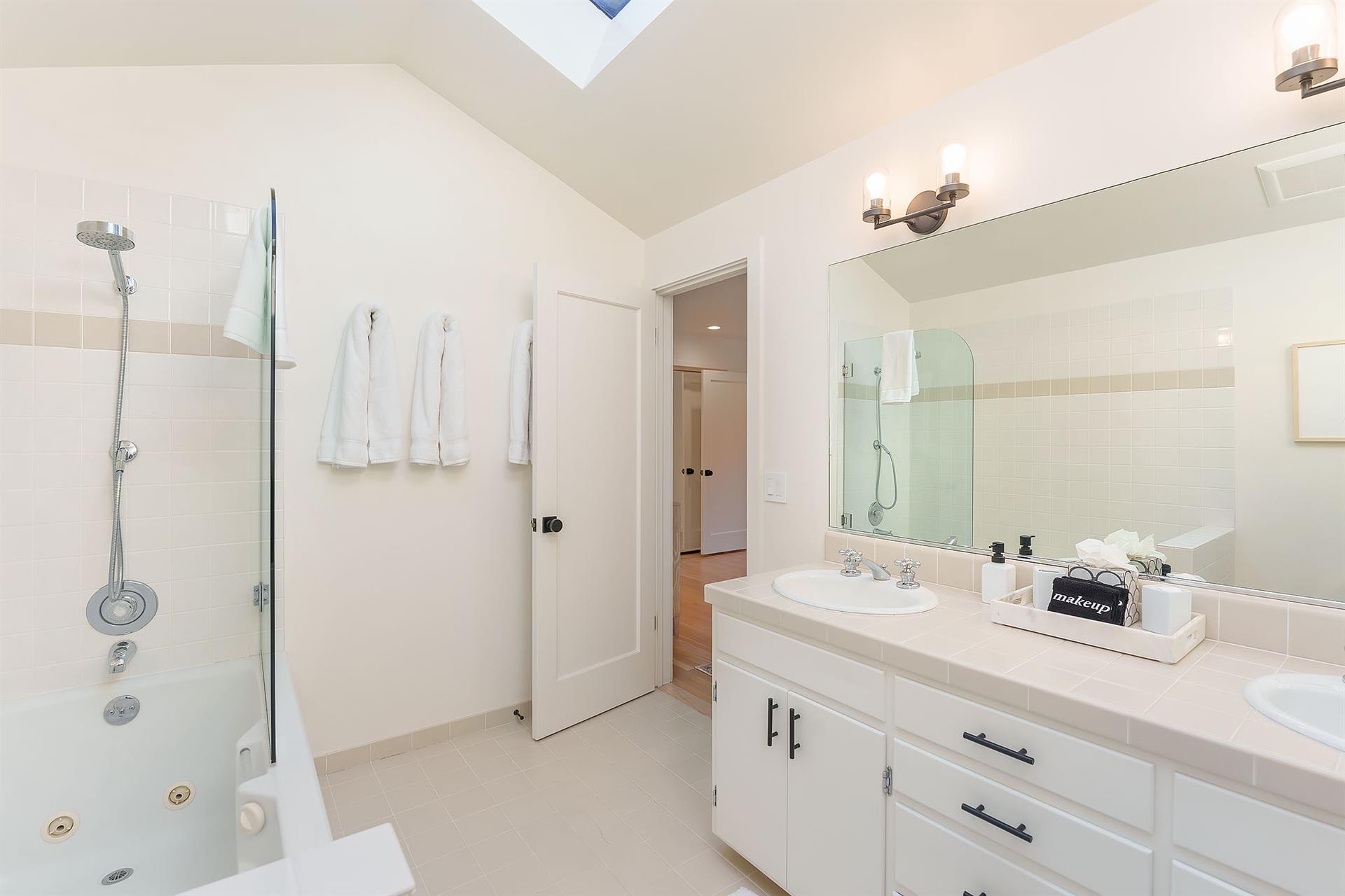 En Suite Bath, ShowerOverTub