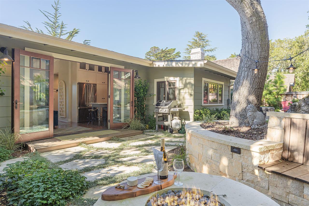 Backyard has a Fire Pit, Gas BBQ, Dining Area and Hot Tub
