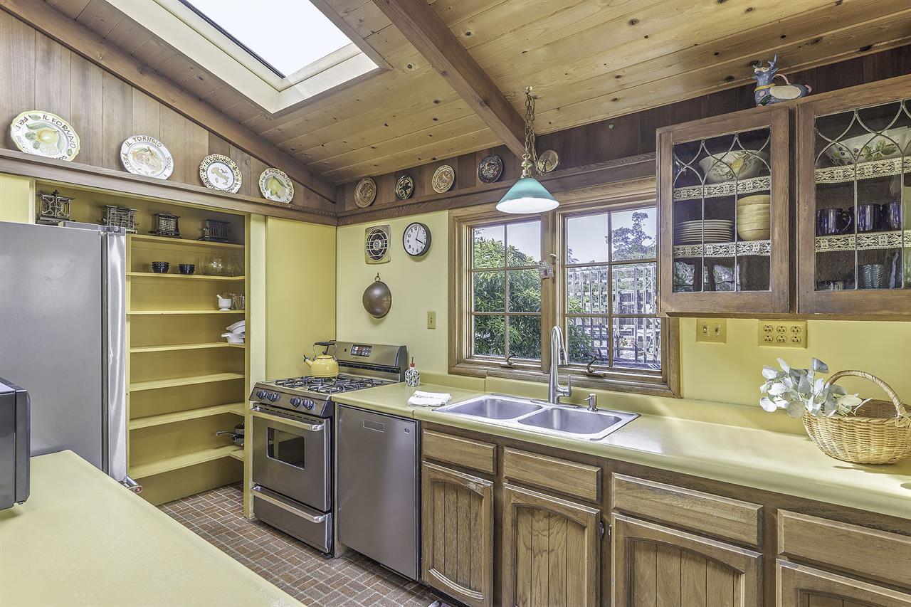 Fully Equipped Kitchen, Stainless Steel Appliances