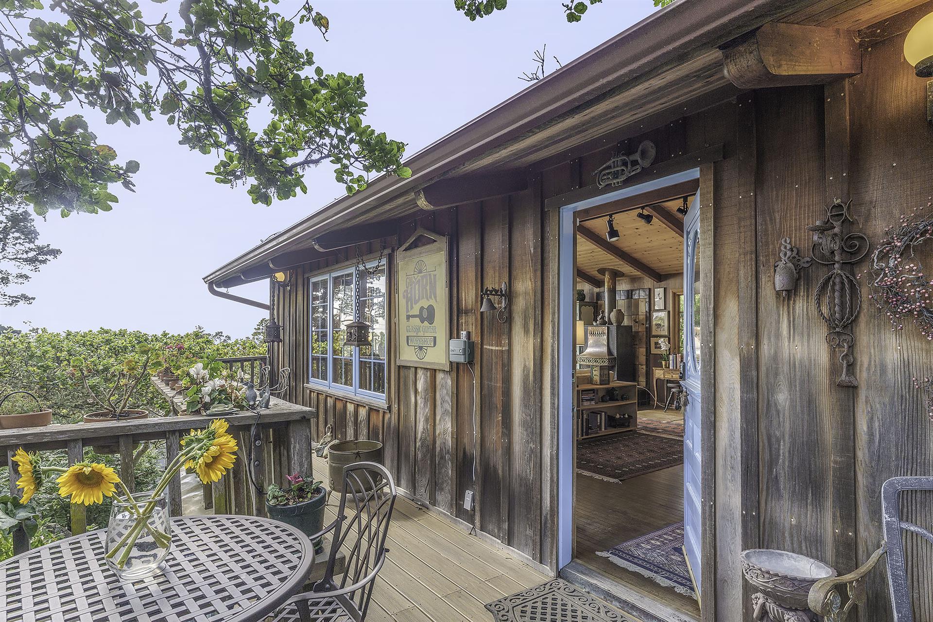 Outdoor Dining Deck