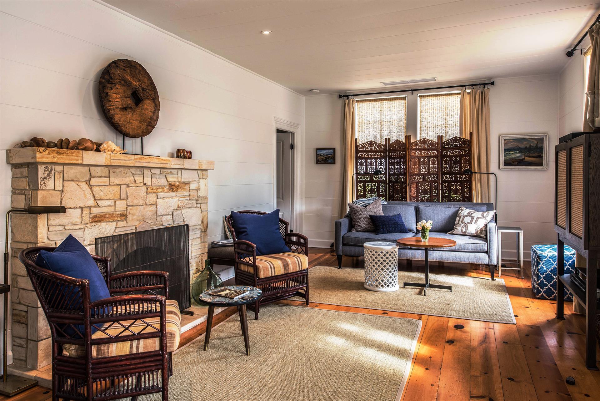 Living Room  41 HDTV  Fireplace is Decorative Only